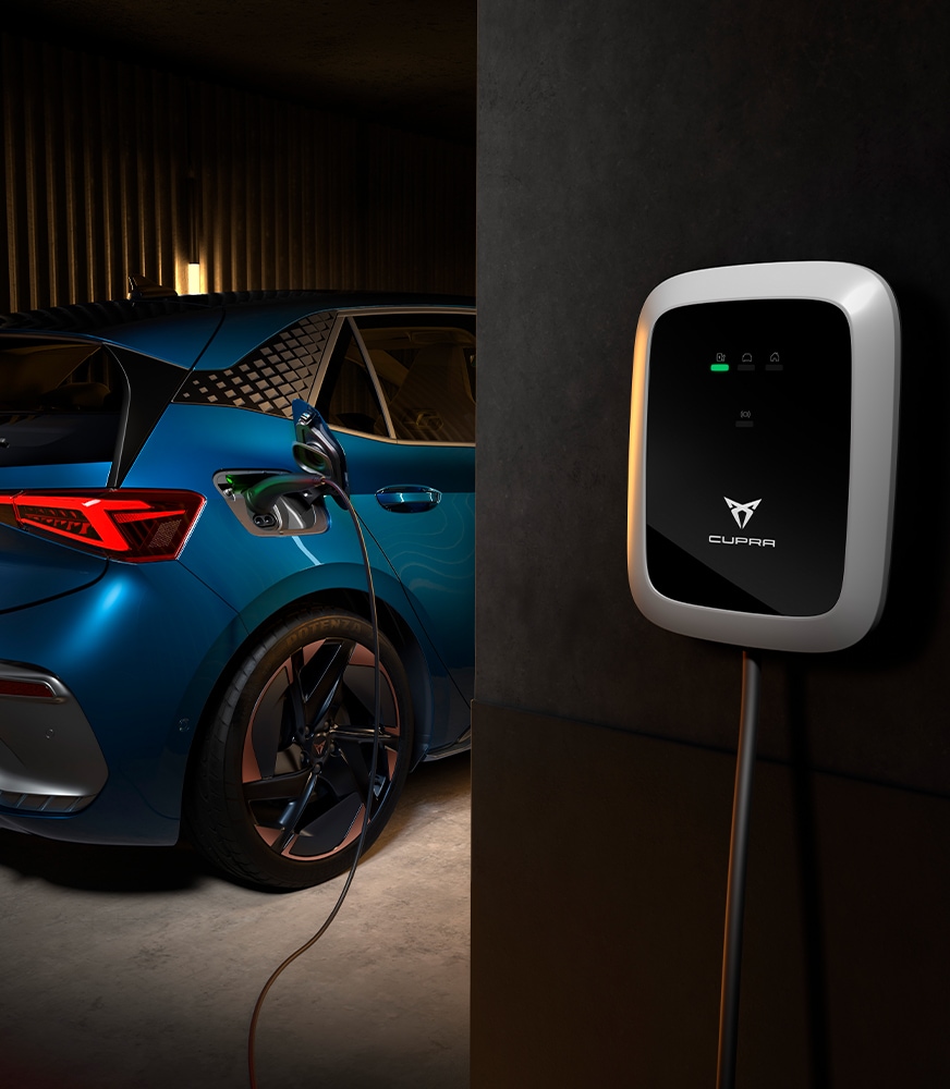 Aurora%20Blue%20-värinen%20CUPRA%20Born%20kytketty%20CUPRA-latauslaitteeseen