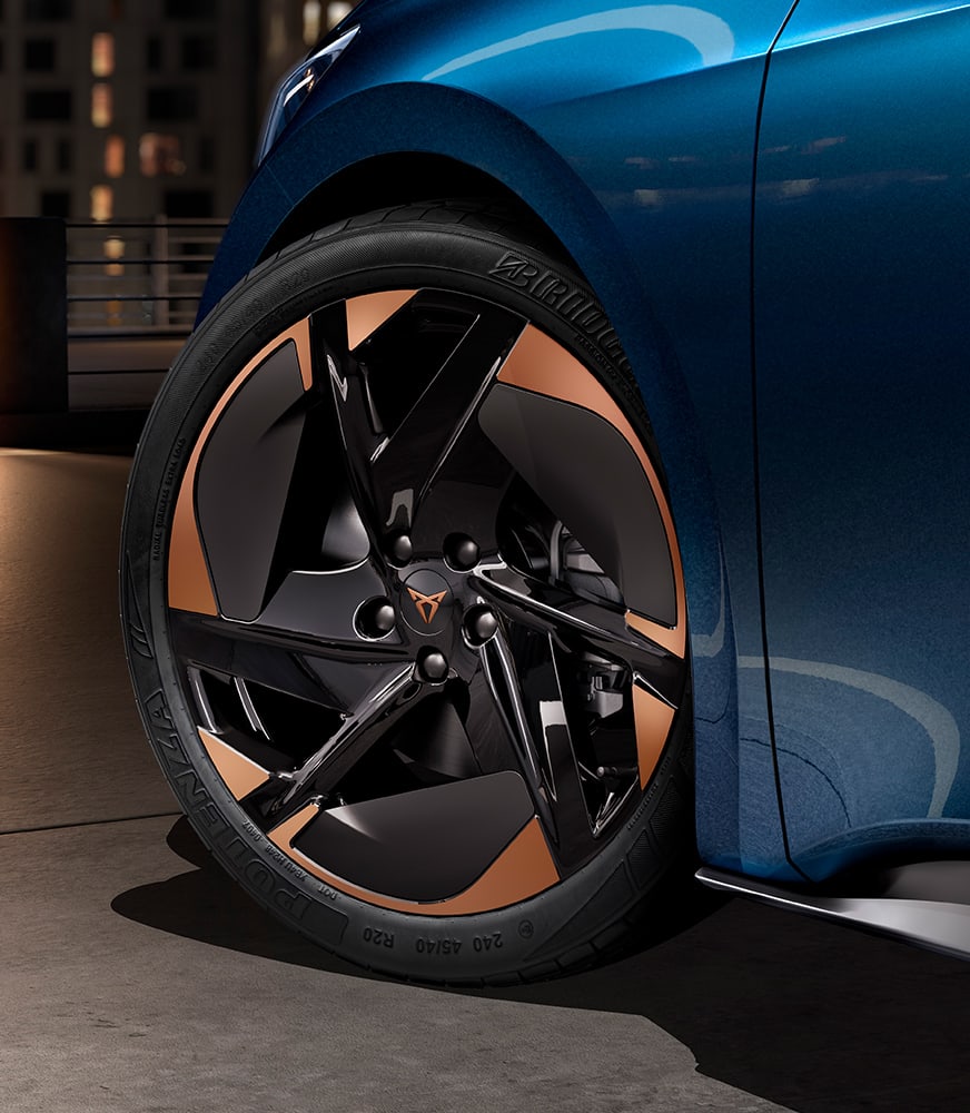 Aurora%20blue%20-värinen%20CUPRA%20Born,%20jossa%2020%22%20blizzard%20Aero%20-vanteet