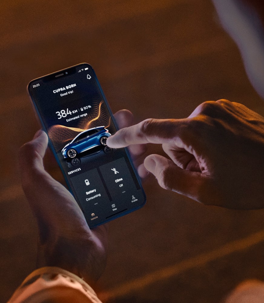Mies%20käyttää%20My%20CUPRA%20-sovellusta%20älypuhelimellaan