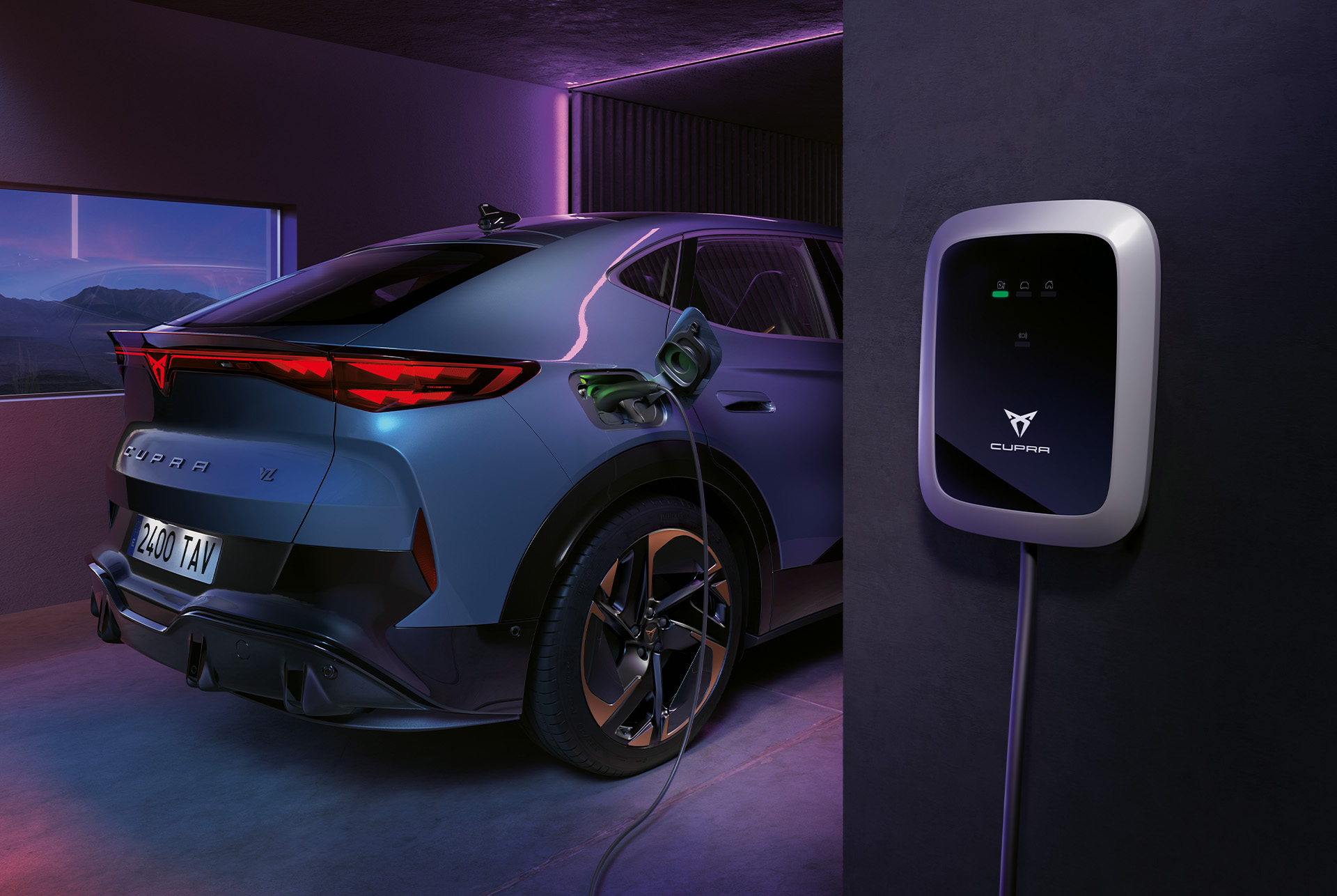 Tavascan Blue -sininen uusi Cupra Tavascan VZ latautumassa